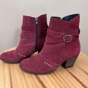 Sundance boots, swayd, burnt red / maroon in color with off white stitch design.